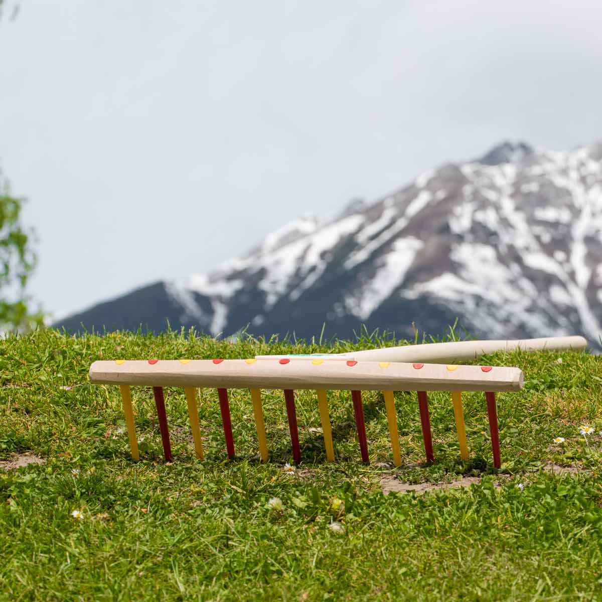 Kinderrechen |12 bunten Kunststoffzinken | 41 cm Buche-Rechenhaupt | 130 cm Lindenholzstiel | Made in Austria