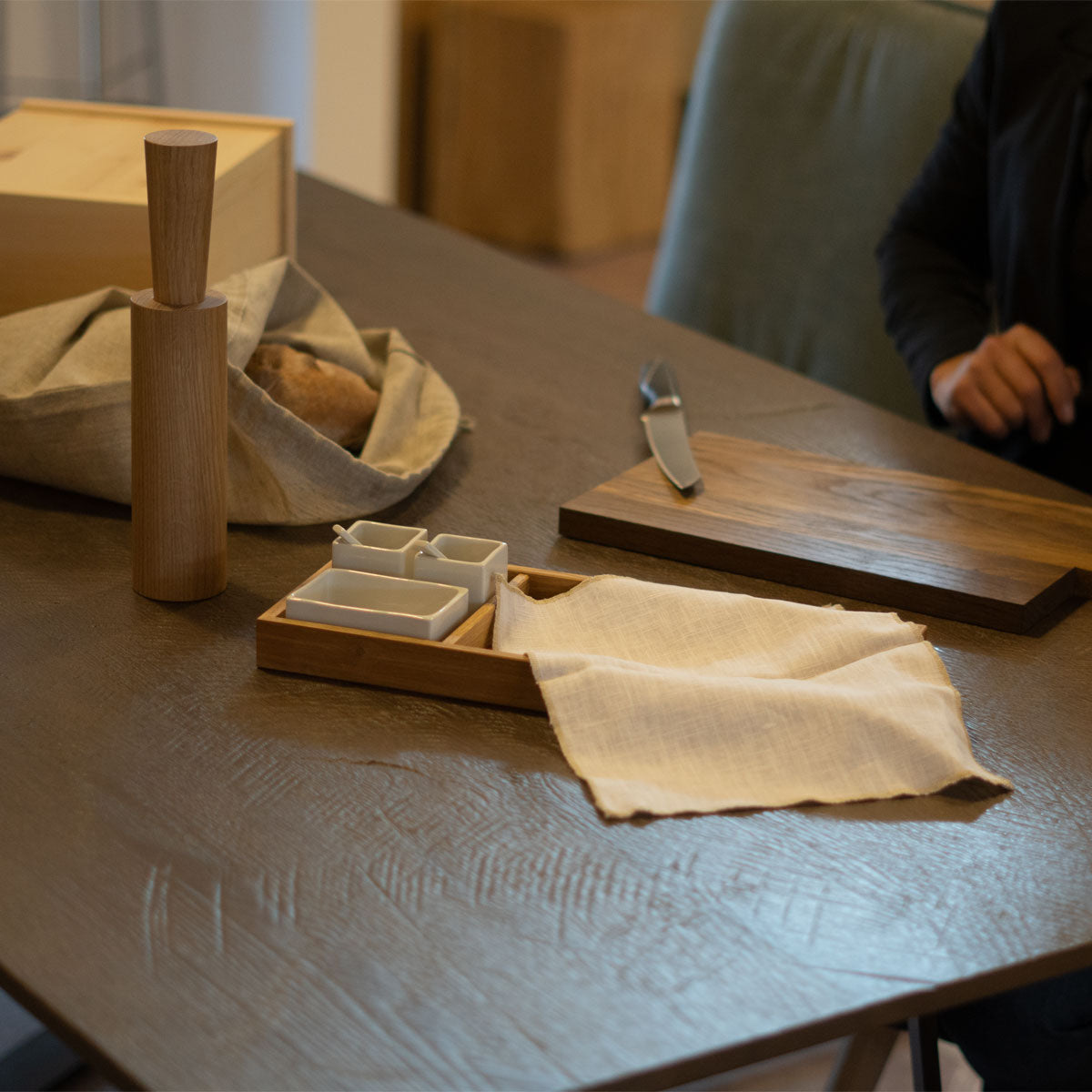 Porzellanschalen Set mit Tableau aus Eiche in verschiedenen Farbtönen für den Tisch | 3 x Gefäße, 2 x Löffel, 1 x Tuch und 1 x Tableau | Made in Germany