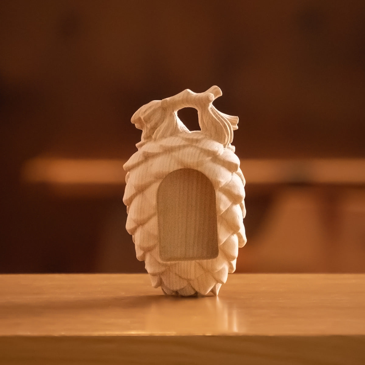 Zirbenzapfen mit Blockkrippe | Weihnachtsschmuck | Made in Südtirol