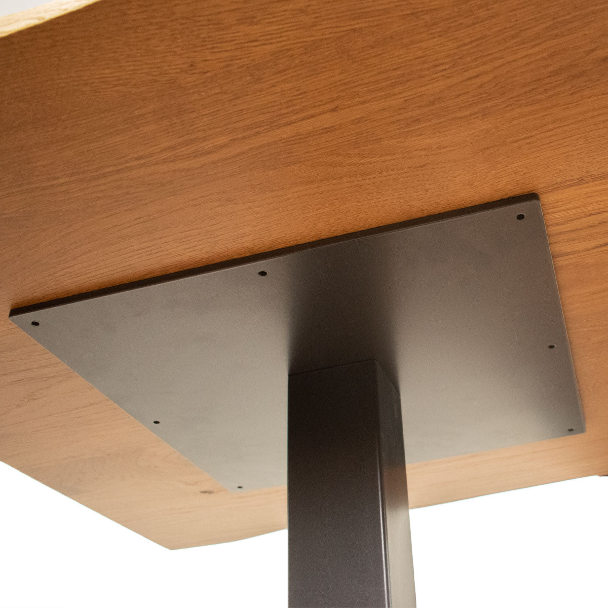 Schlichter Massivholz Tisch ‘Kurt’ in Eiche geölt mit quadratischem Metallsäulengestell aus pulverbeschichtetem Eisen | Made in Südtirol