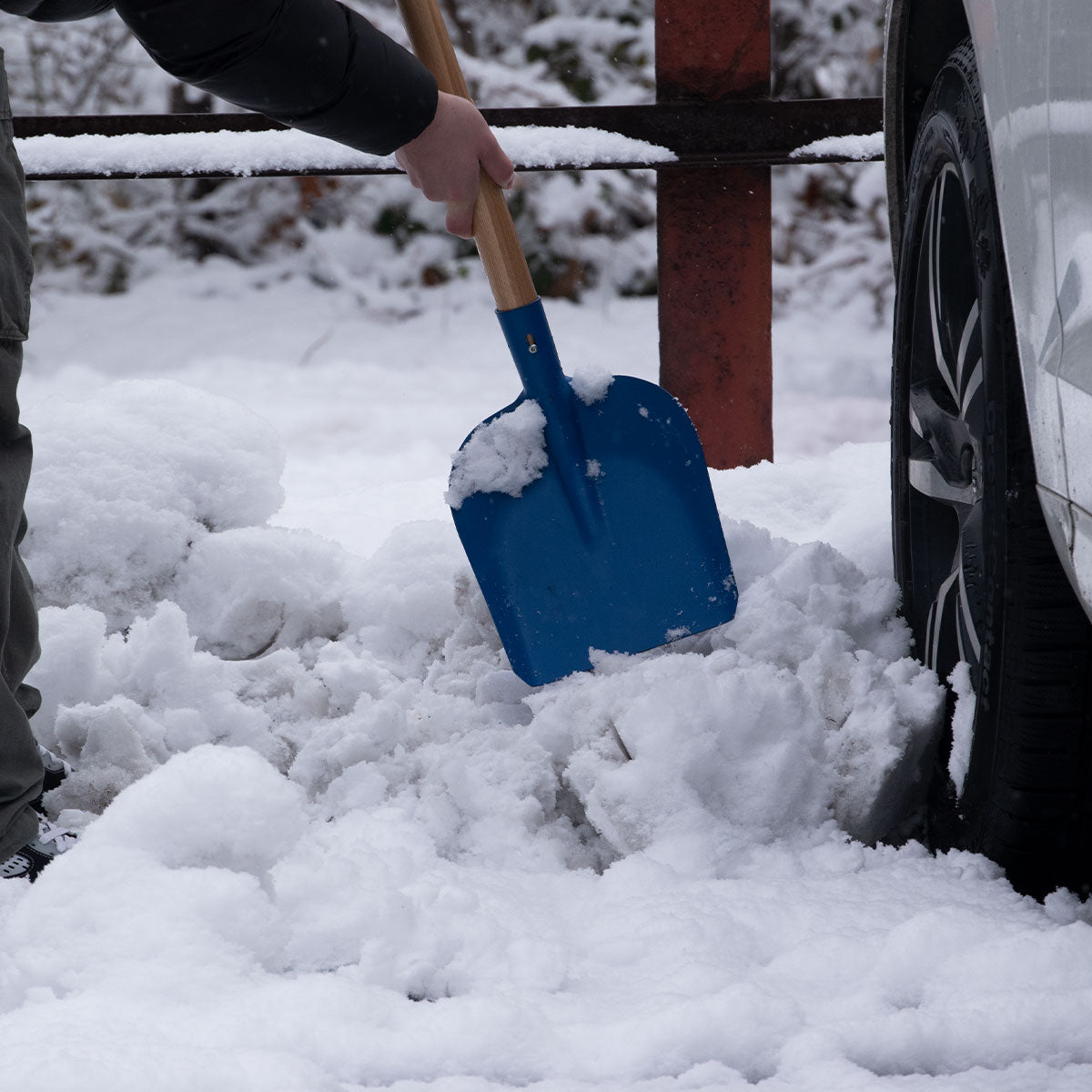 Autoschaufel aus Stahlblech mit T-Griff | Blattbreite 20 cm | für komfortables Schneeschaufeln | Made in Austria