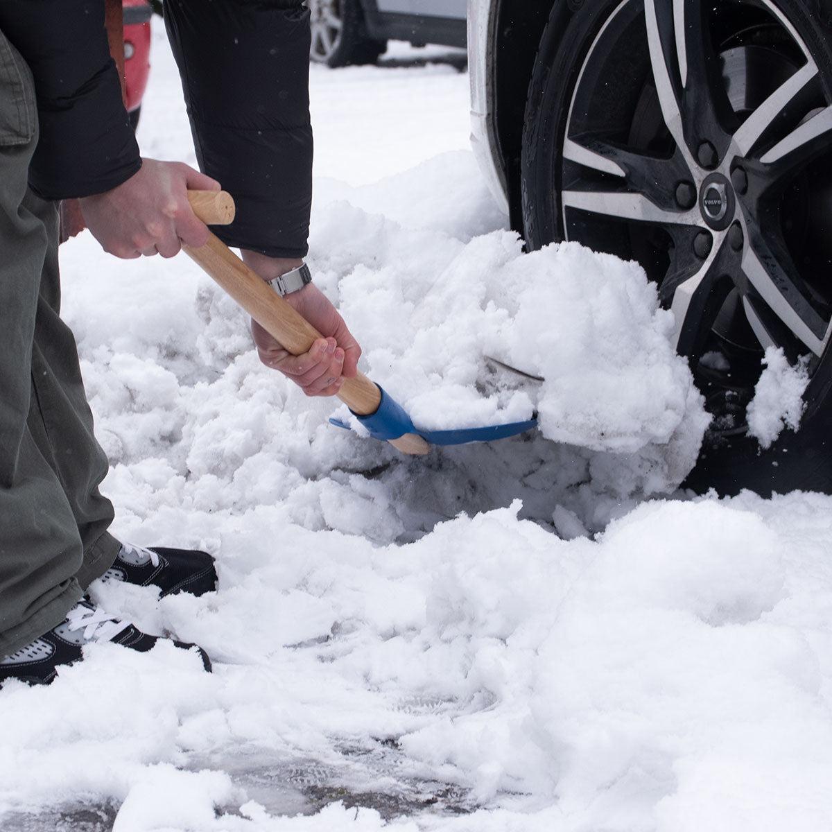 Autoschaufel aus Stahlblech mit T-Griff | Blattbreite 20 cm | für komfortables Schneeschaufeln | Made in Austria