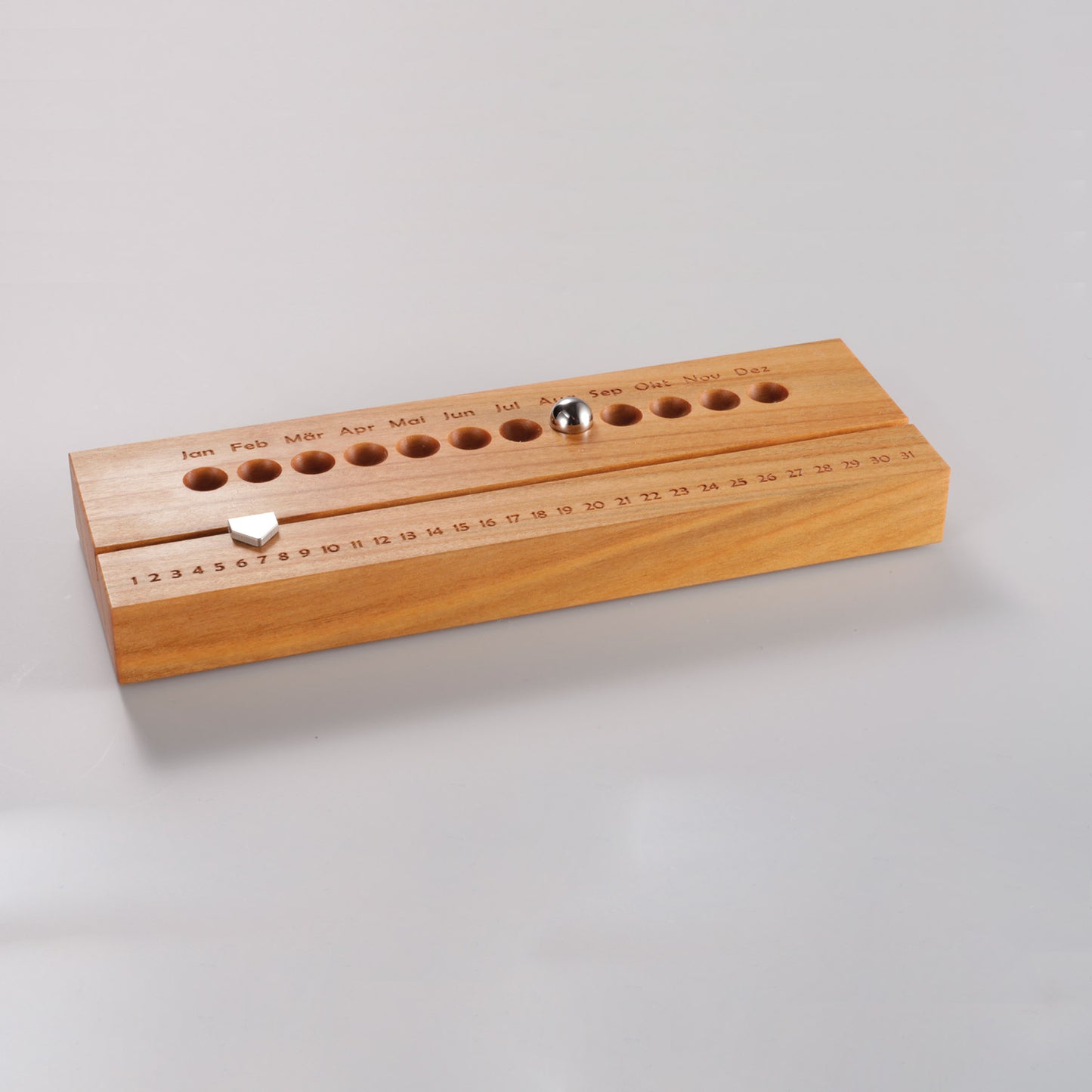 Hochwertiger Vollholz Kalender 'Classy' | verschiedene Holzarten | Tages- und Monatsanzeige | immerwährend ohne Jahresangabe | L 18,6 x B 6,2 x H 2,2 cm | Handgemacht in Deutschland