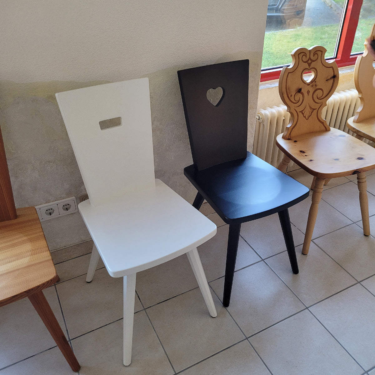 Eleganter Stuhl 'Black or White' | Vollholz Buche | deckend lackiert | Griff herzförmig | in Schwarz oder Weiß erhältlich