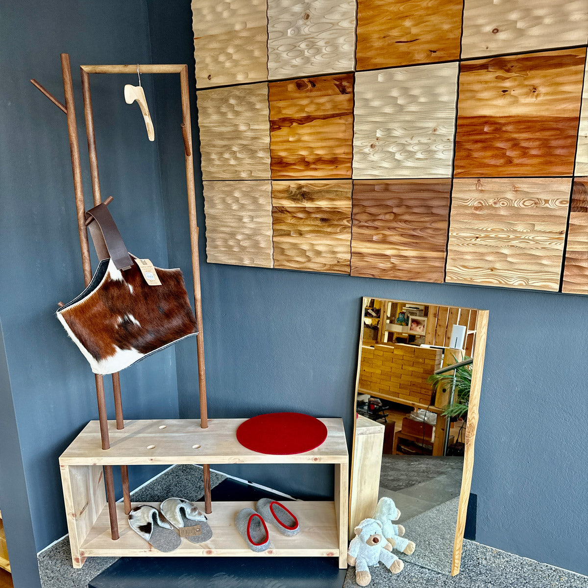 Edles Wandpaneel aus Zirbe 'Wall of Shine' | 33 x 33 x 2,8 cm | inkl. Schrauben und Dübel | Schallregulierung | Optimierung des Raumklimas | besonderer Duft | Hergestellt in Südtirol