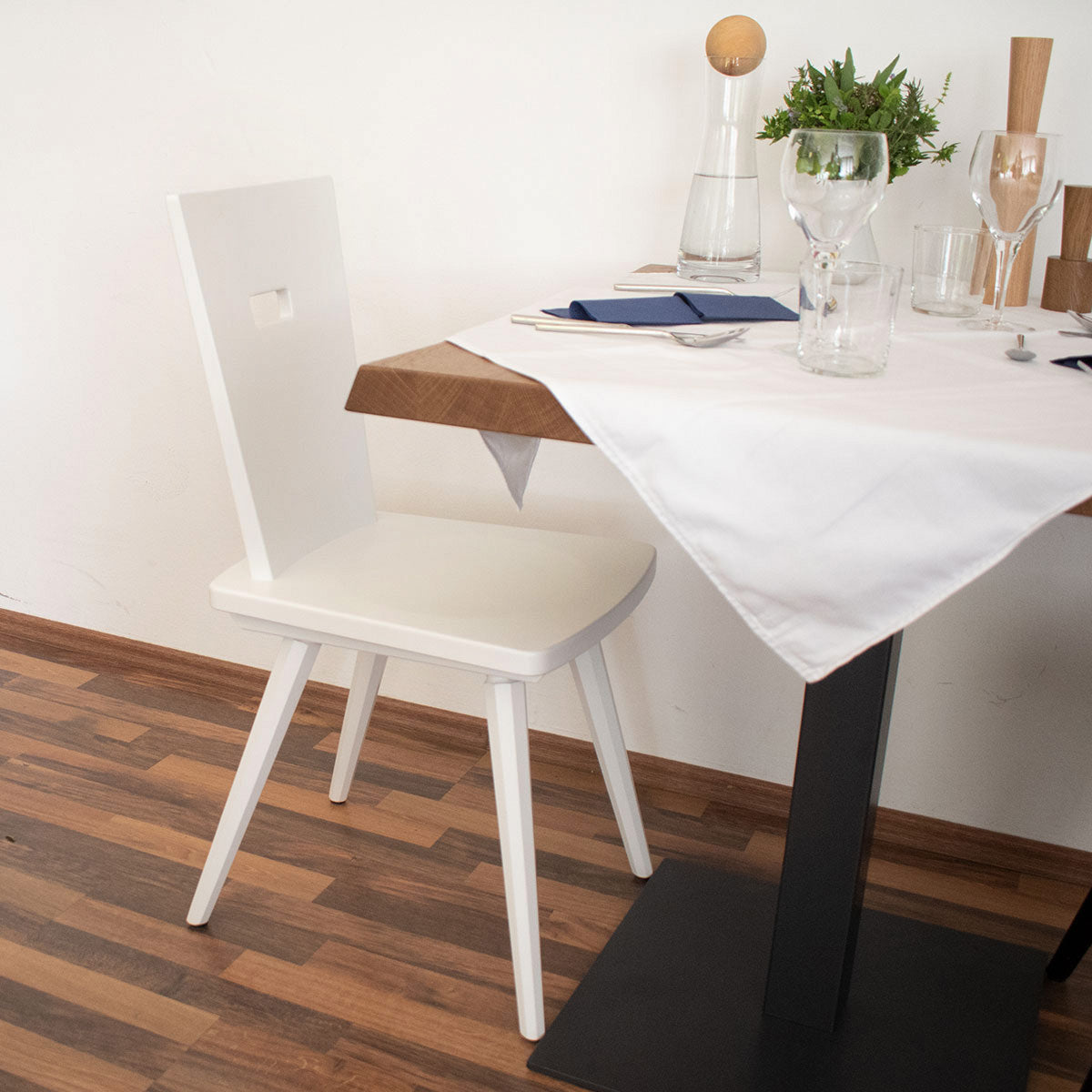Eleganter Stuhl 'Black or White' | Vollholz Buche | deckend lackiert | Griff herzförmig | in Weiß