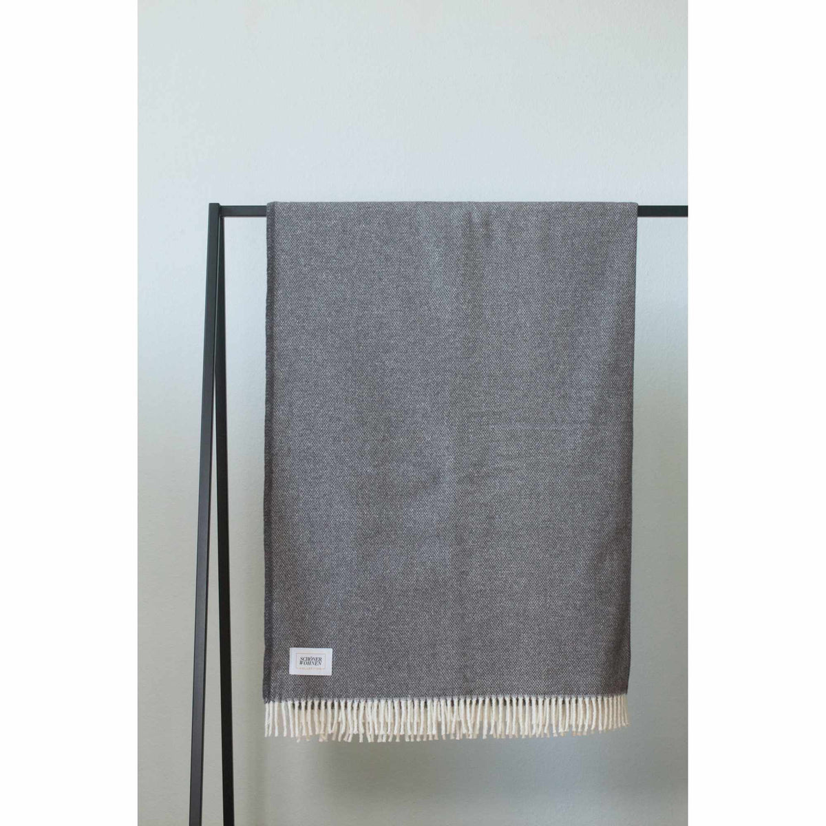 Kuscheldecke 'Relax' | 140x200 cm | BW und PA | Mittelgrau | waschbar