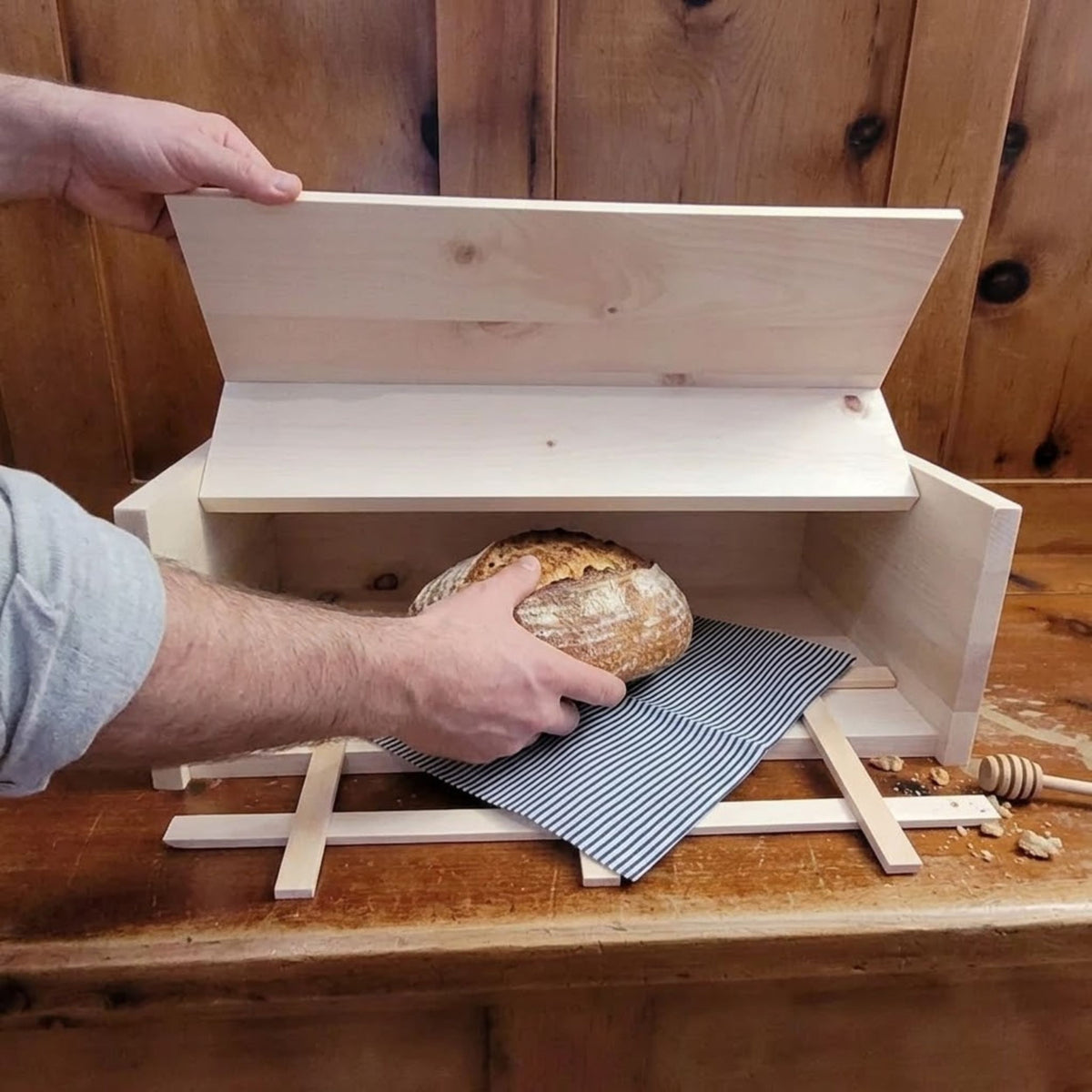Brotkasten mit Klappe | inkl. Zirbenholz-Gitter und Bienenwachstuch | L 45 x H 16 x B 25 cm | 100% Zirbenholz | Echtes Handwerk