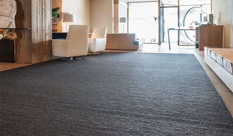 Handgewebter Teppich in verschiedenen Farben 'Breezy Floor' 0.8x2 grau gewalkt