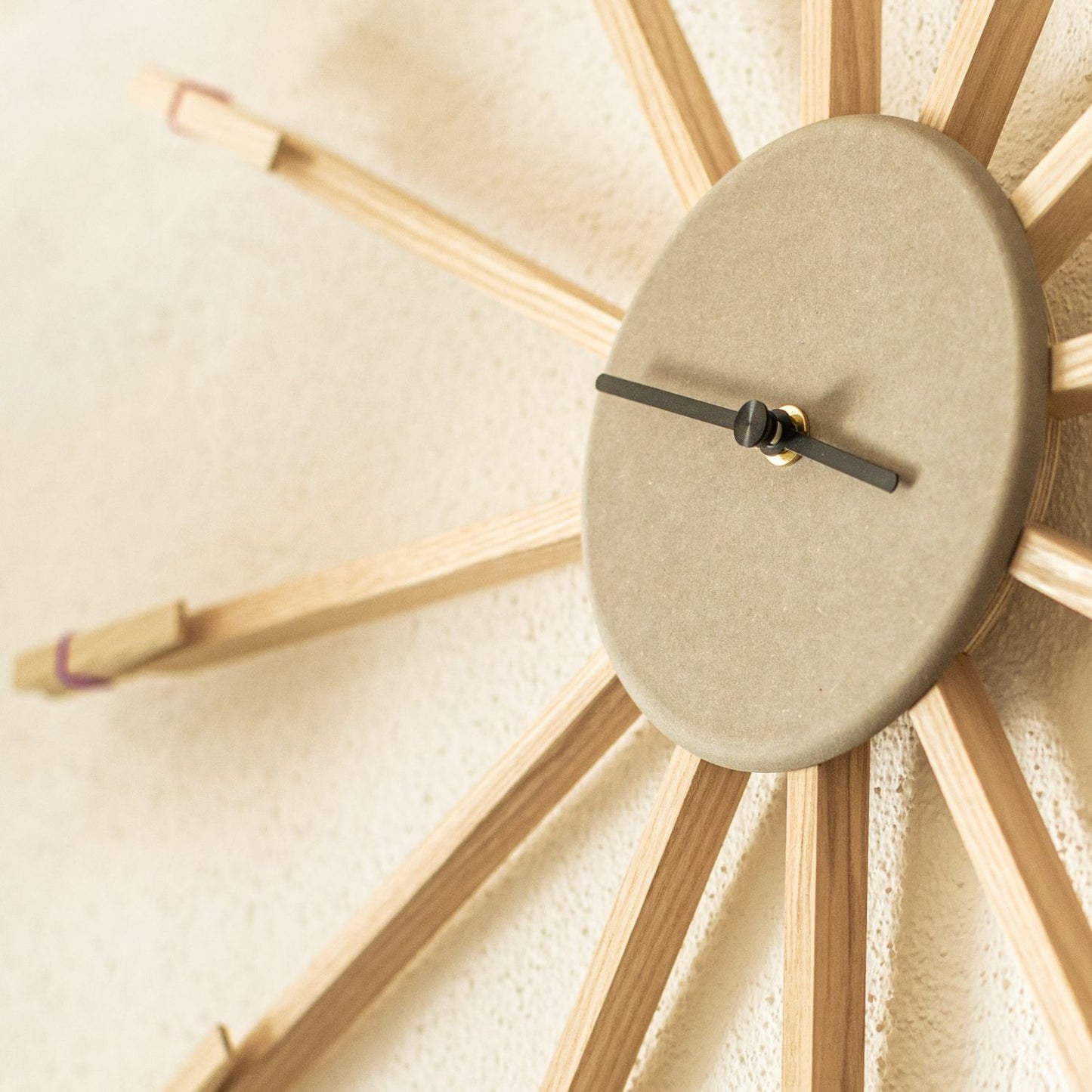 Wanduhr 'Solea' | Platz für Fotos | Esche, Holzfaserplatte | Anthrazit | DM 60 cm | Made in Germany