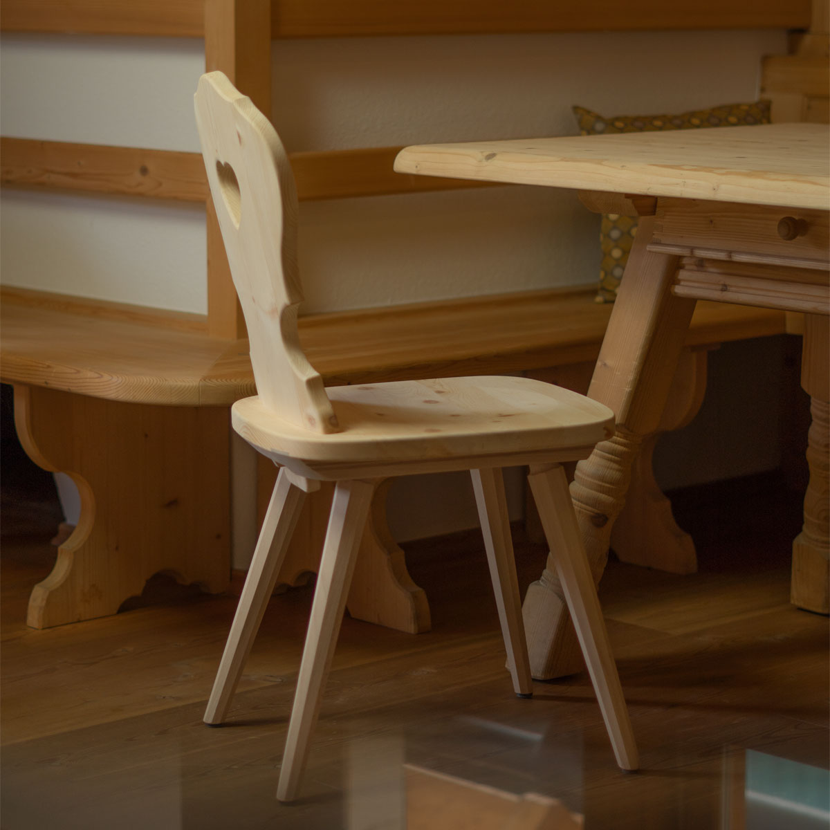 Bauerstuhl aus Zirbe für Küche mit Herzform Griff