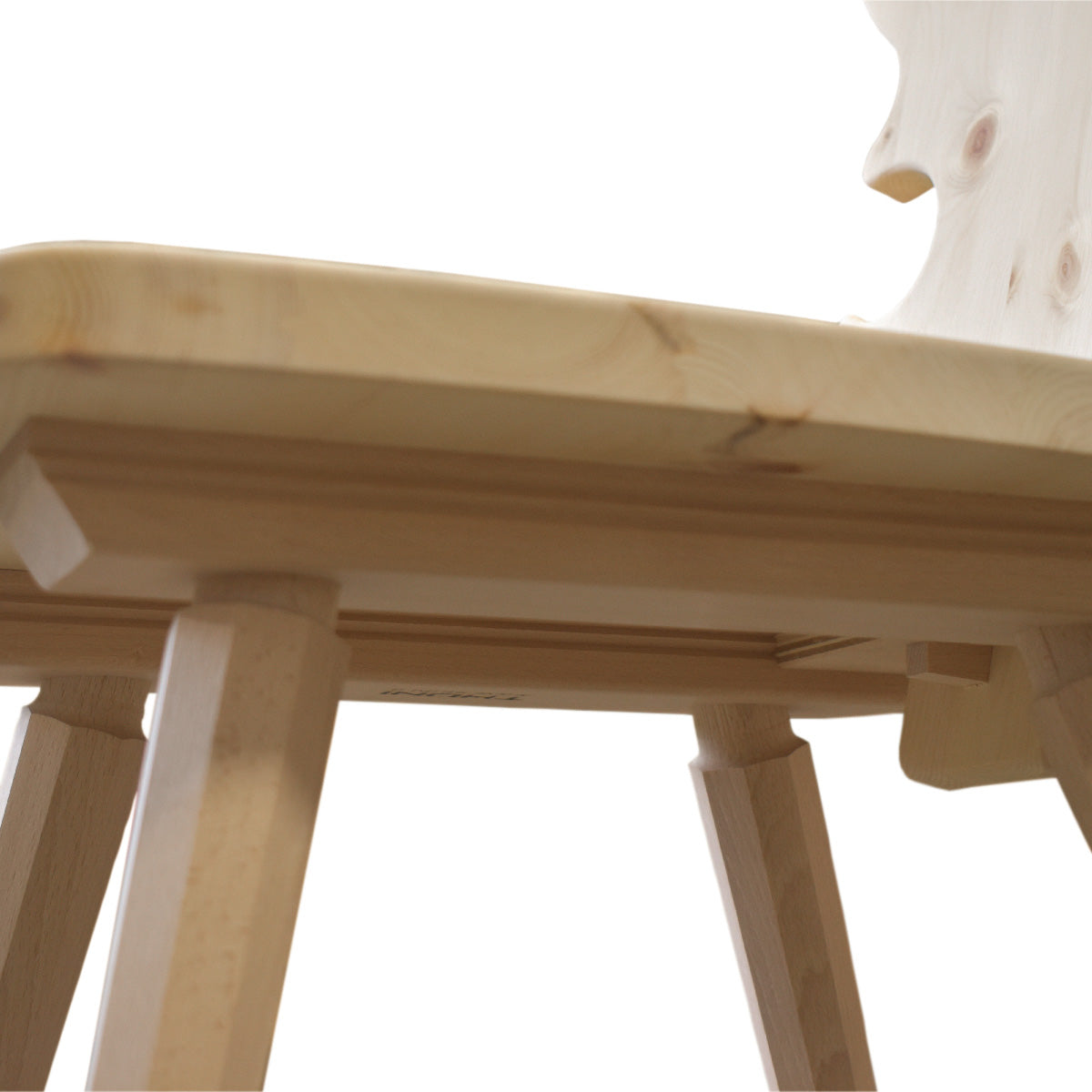 Detailansicht Sitzfläche von unten (Verankerung der Stuhlbeine aus Holz)