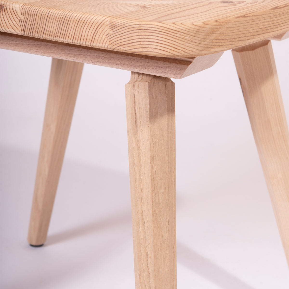Detailansicht Holzstuhlbeine