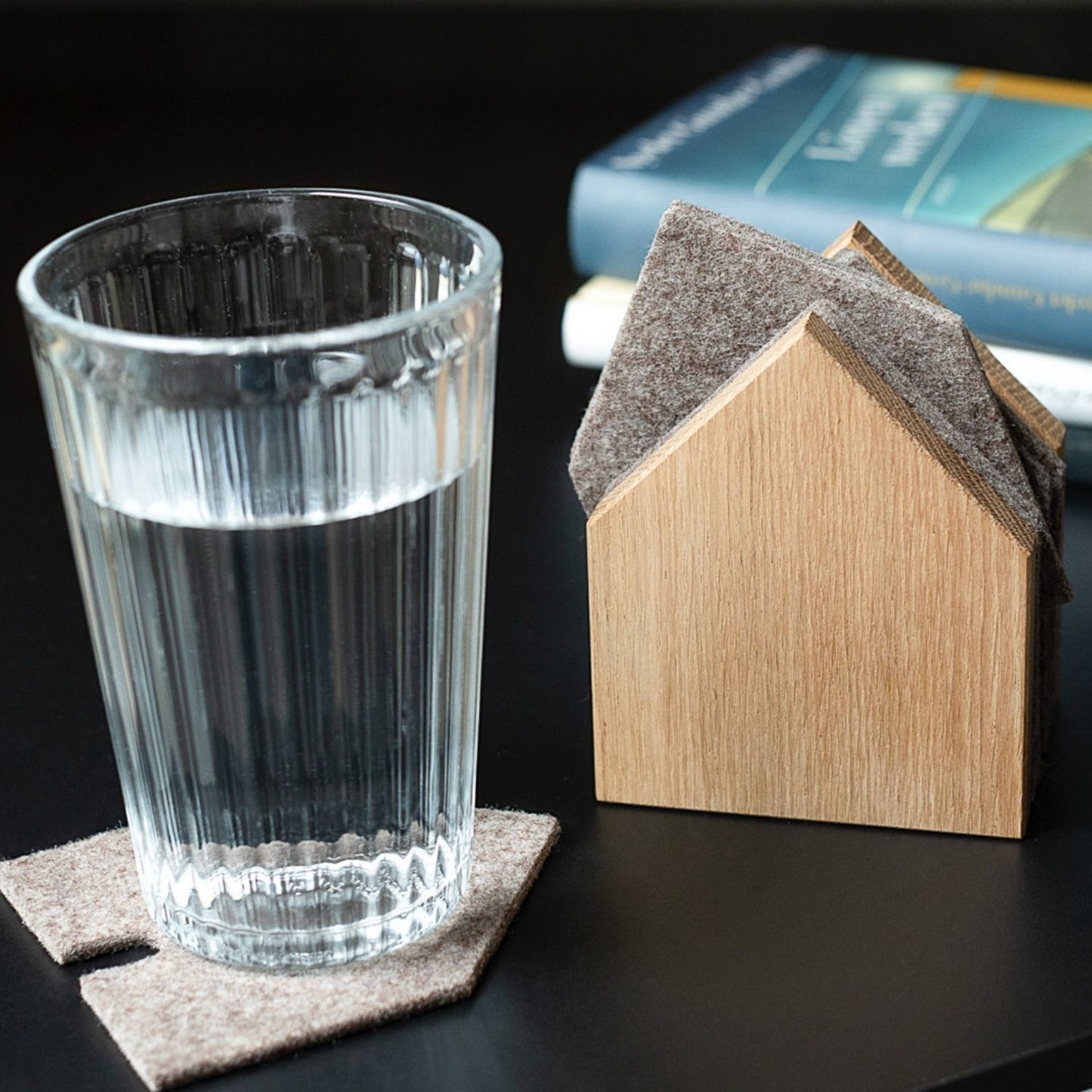 Glasuntersetzer 'Gasthaus' | 8 Stück | Eiche, recycelter PET-Filz | B 7 x T 9 x H 11,5 cm | in verschiedenen Farben | Made in Germany