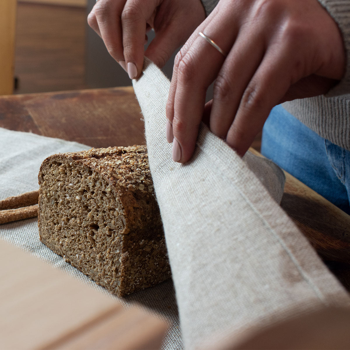Hochwertige Brotdose mit Bäckerleinen | massives Zirbenholz | L 35 x B 25 x H 15,8 cm | inkl. Einlegegitter | abnehmbarem Deckel | Made in Austria