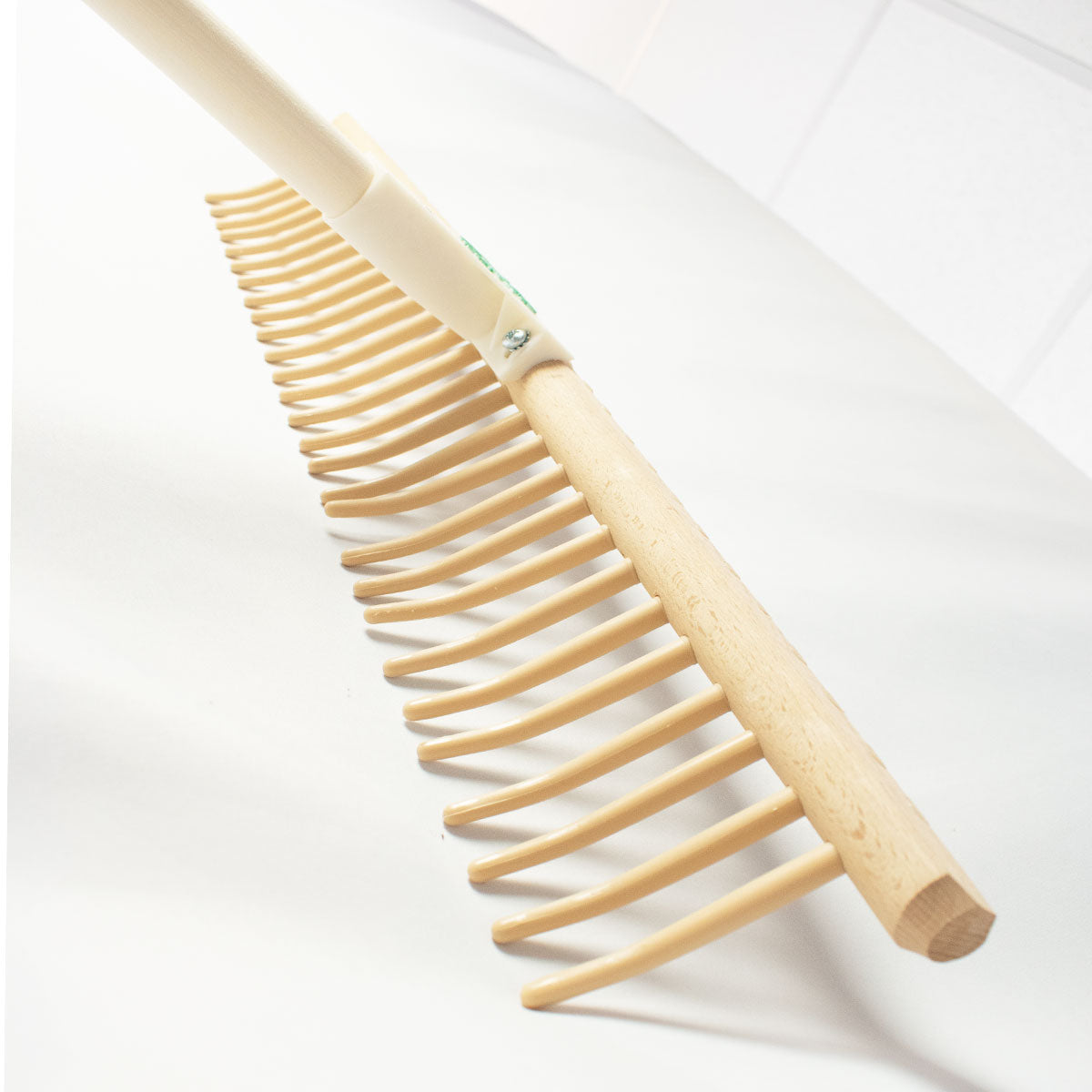 Hochwertiger Rasenrechen | 28 Kunststoffzinken | 67 cm Buchen-Rechenhaupt | 180 cm Lindenholzstiel | Made in Austria