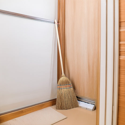 Kinder-Reisstrohbesen aus Naturmaterialien | zum Fegen oder als Hexenbesen | Länge 90 cm | CE-geprüft | Made in Austria