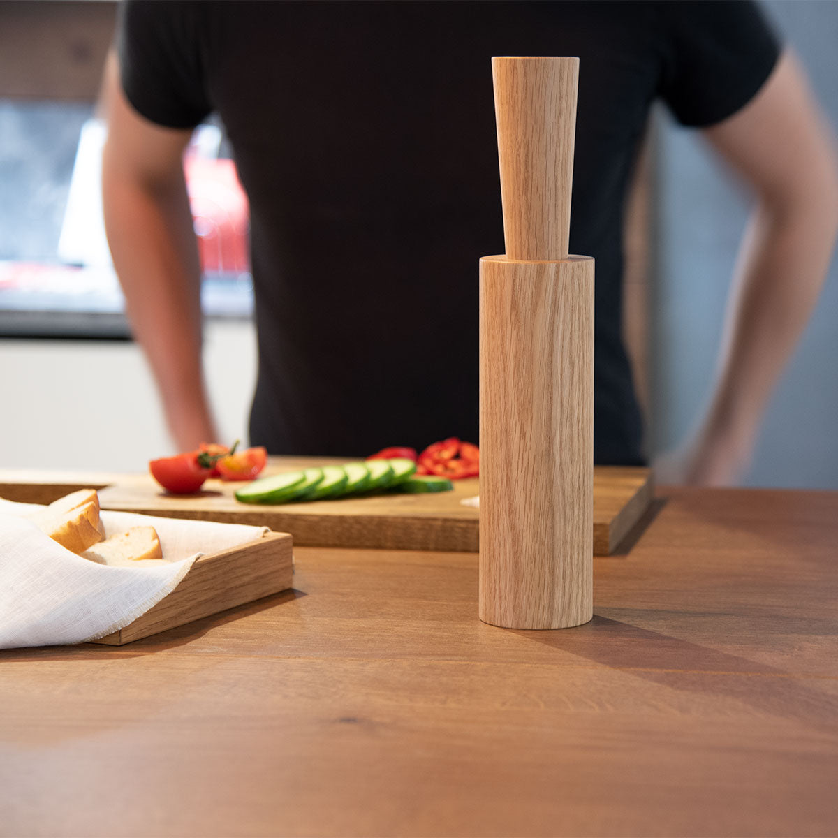 Salz- oder Pfeffermühle mit Porzellanmahlwerk | hoch | in verschiedenen Holzarten | mit Magnetkappe | DM 6 x H 29 cm