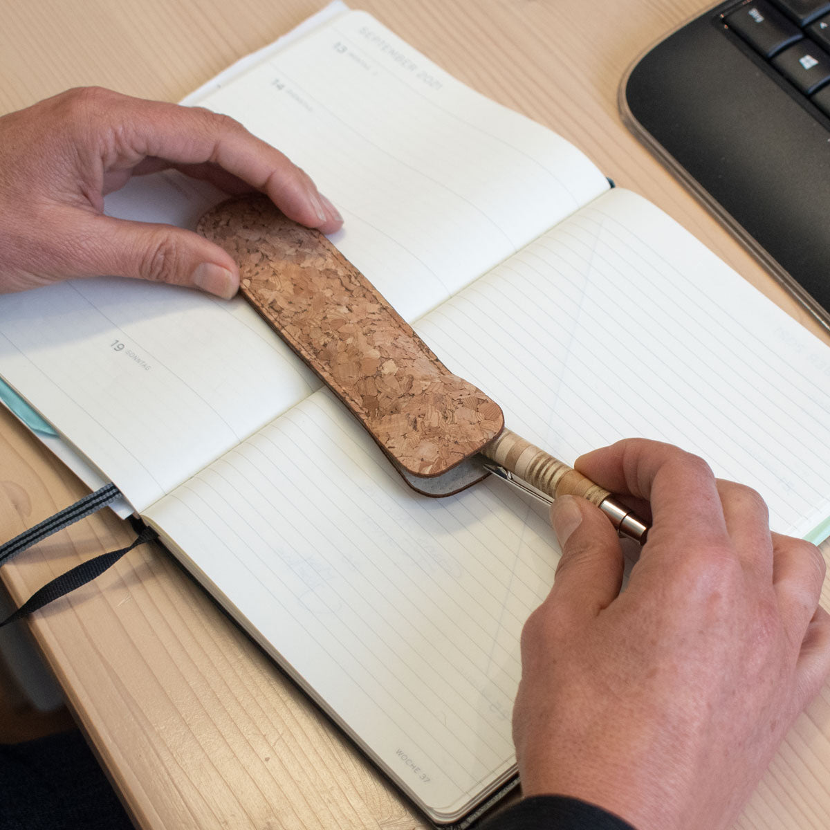 Unverwechselbarer Kugelschreiber 'Patchwork' aus verschiedensten Holzstücken im Streifenlook mit hochwertige Hülle