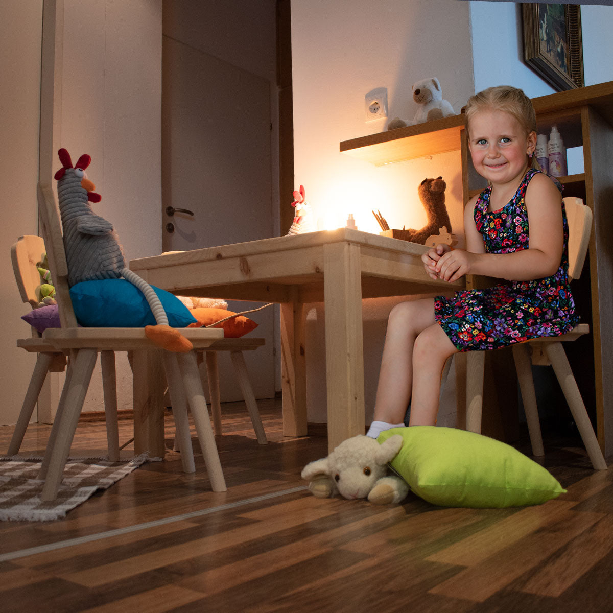Kinder Sitzgruppe ‘Sweetheart’ | Zirbenholz roh | 1 Tisch L 70 x B 70 x H 63 und 4 Stühle B 30 x T 28 x H 63 cm | Made in Südtirol