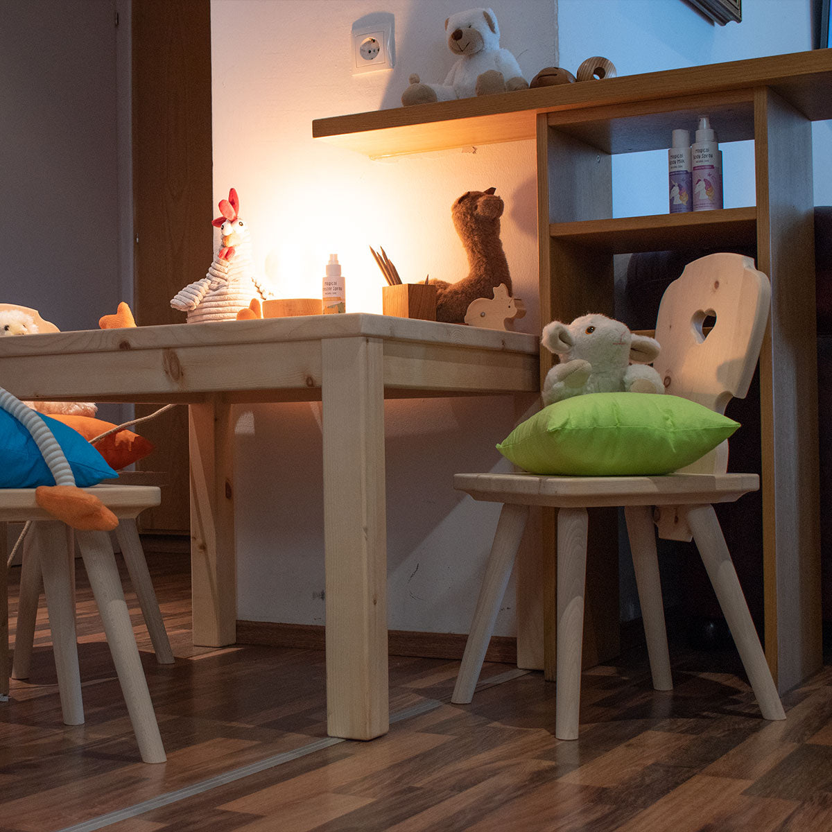 Kinder Sitzgruppe ‘Sweetheart’ | Zirbenholz roh | 1 Tisch L 70 x B 70 x H 63 und 4 Stühle B 30 x T 28 x H 63 cm | Made in Südtirol