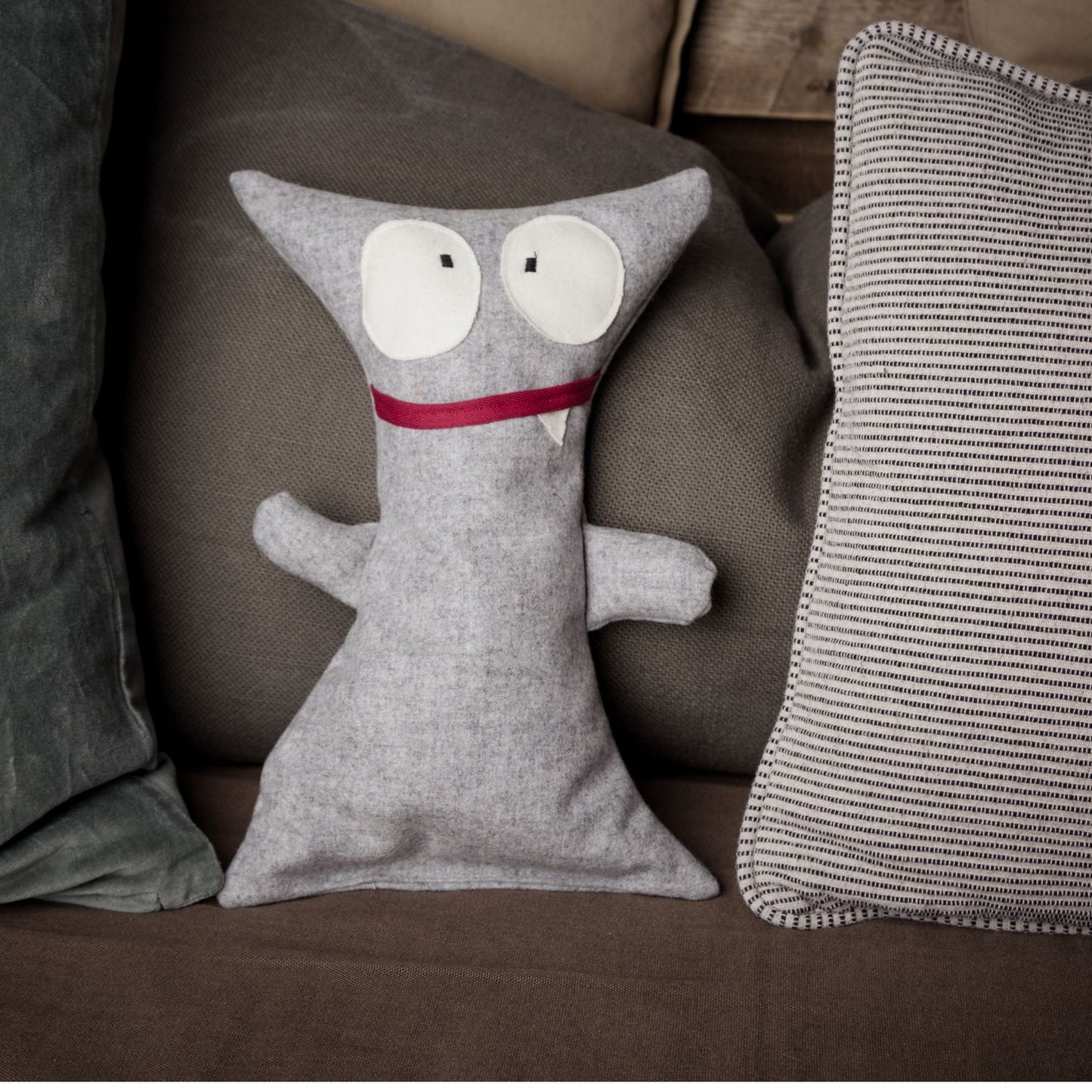 Kuscheltier | Bergmonster 'Rocky' | Merinoloden | Fülle Zirbenholzgranulat | grau | L 18 x H 31 x T 6 cm | waschbar | Made in Austria