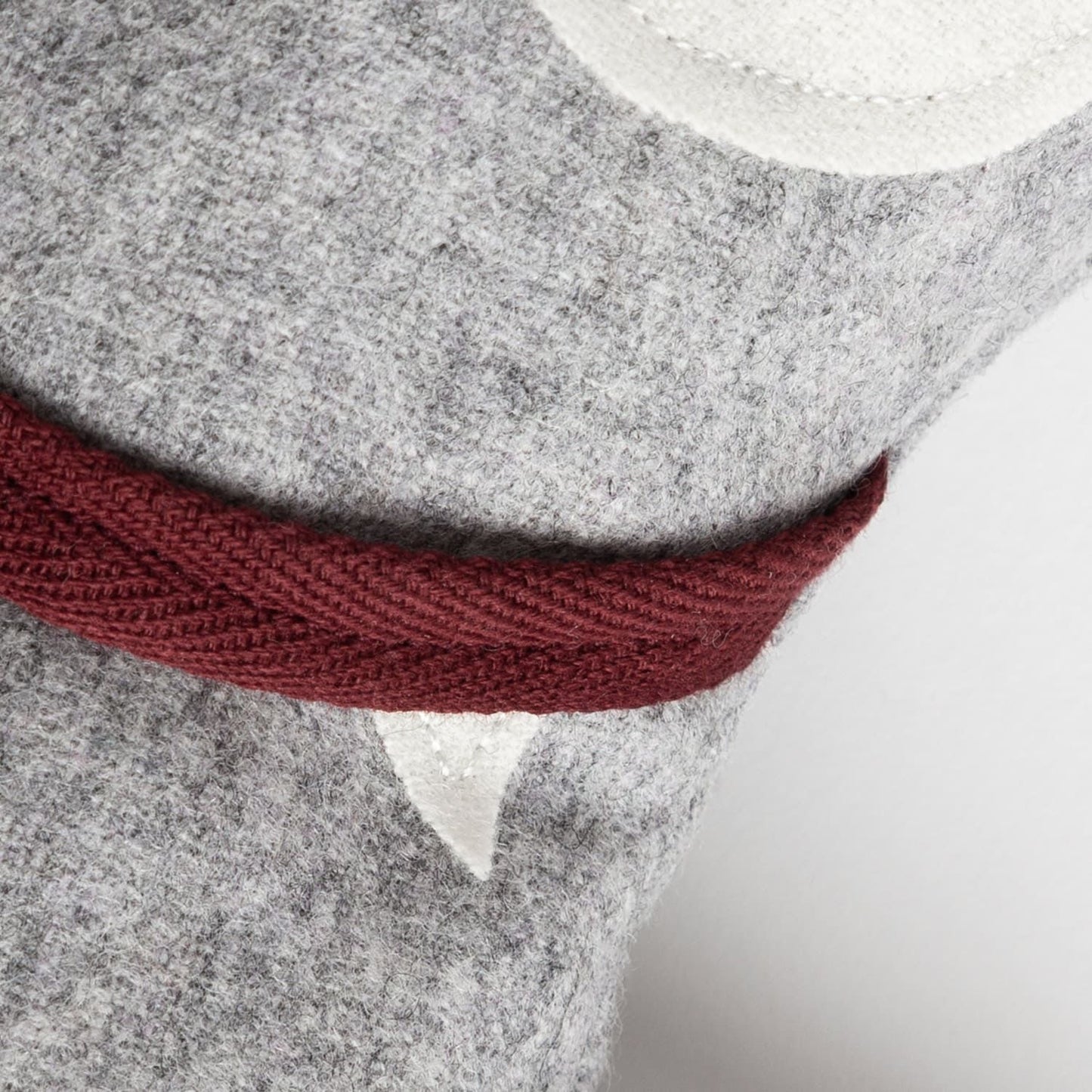 Kuscheltier | Bergmonster 'Rocky' | Merinoloden | Fülle Zirbenholzgranulat | grau | L 18 x H 31 x T 6 cm | waschbar | Made in Austria
