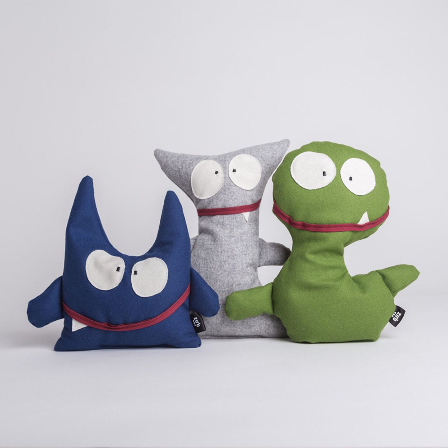 Kuscheltier | Bergmonster 'Rocky' | Merinoloden | Fülle Zirbenholzgranulat | grau | L 18 x H 31 x T 6 cm | waschbar | Made in Austria