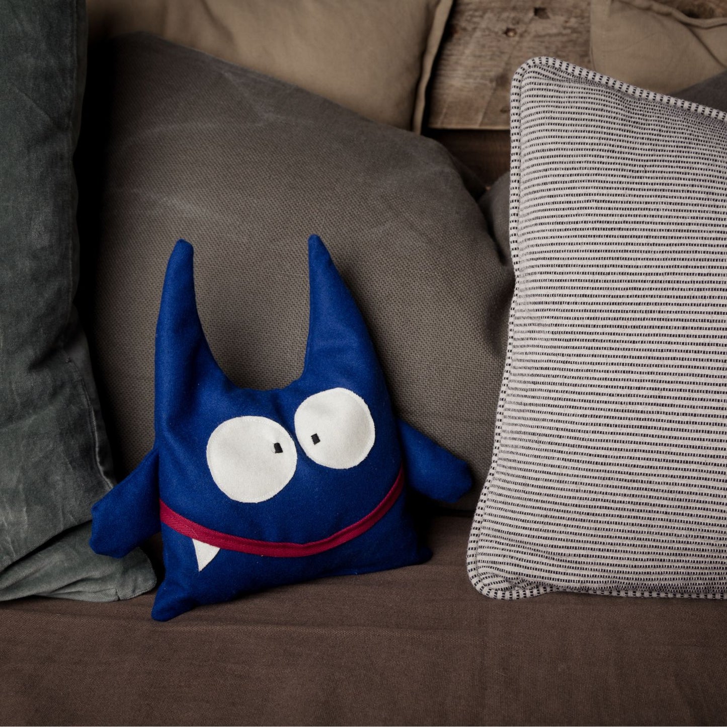 Kuscheltier | Wassermonster 'Splashy' | Merinoloden | Fülle Zirbenholzgranulat | blau | L 18 x H 31 x T 6 cm | waschbar | Made in Austria
