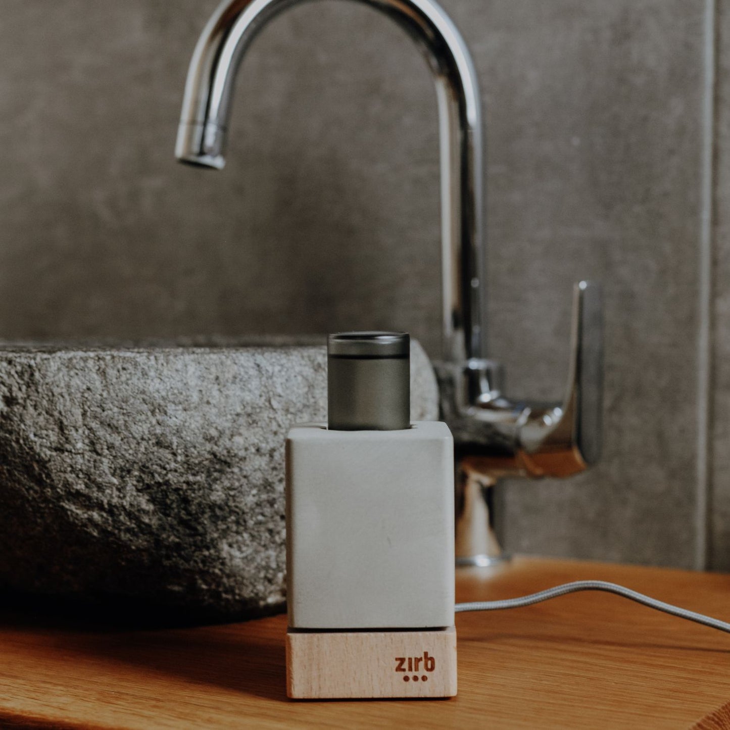 Duftsystem 'Mini' | Essenz-Öl 30 ml | L 6 x B 6 x H 9,5 cm | Zirbenholz | Naturbeton | Netzstecker inkl. Kabel | verschiedene Duftnoten | Made in Austria