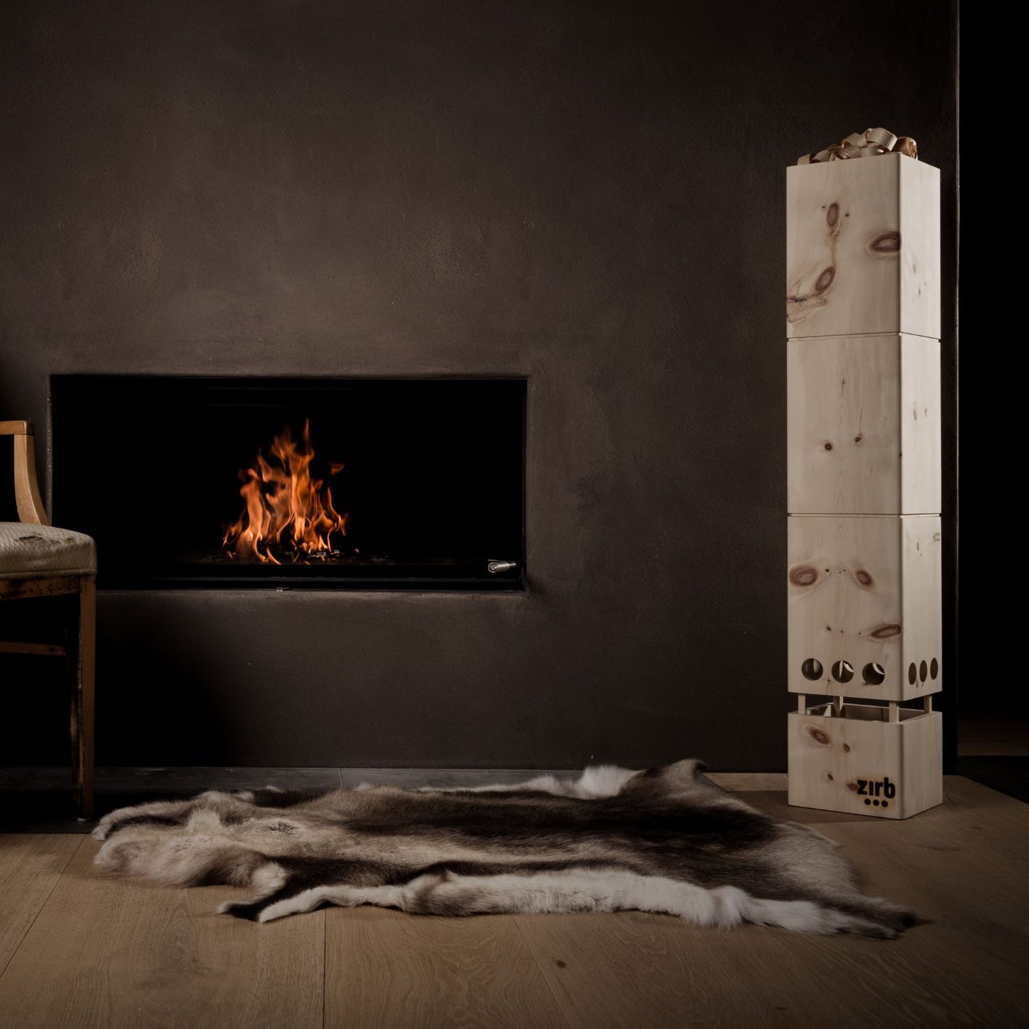 Raumlüfter 'Bergluft' | 4 x Essenz-ÖL 30 ml | Zirbenlocken 1500 g | L 22 x B 22 x H 120 cm | bis 100 m² | Zirbenholz | Netzstecke inkl. Kabel | Made in Austria