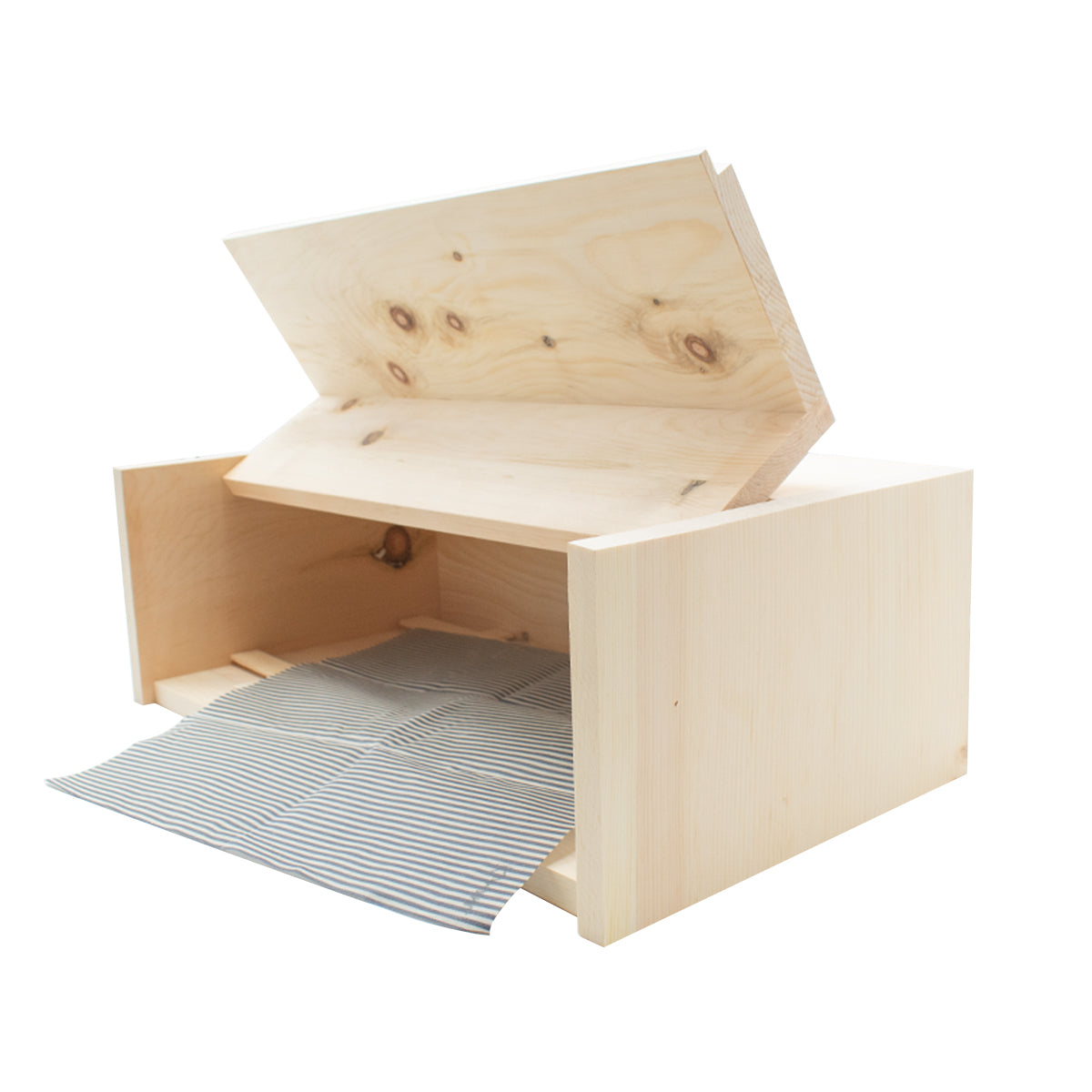 geöffneter Brotkasten aus Zirbenholz für die perfekte Brotaufbewahrung, mit Holzgitter und Leinentuch.