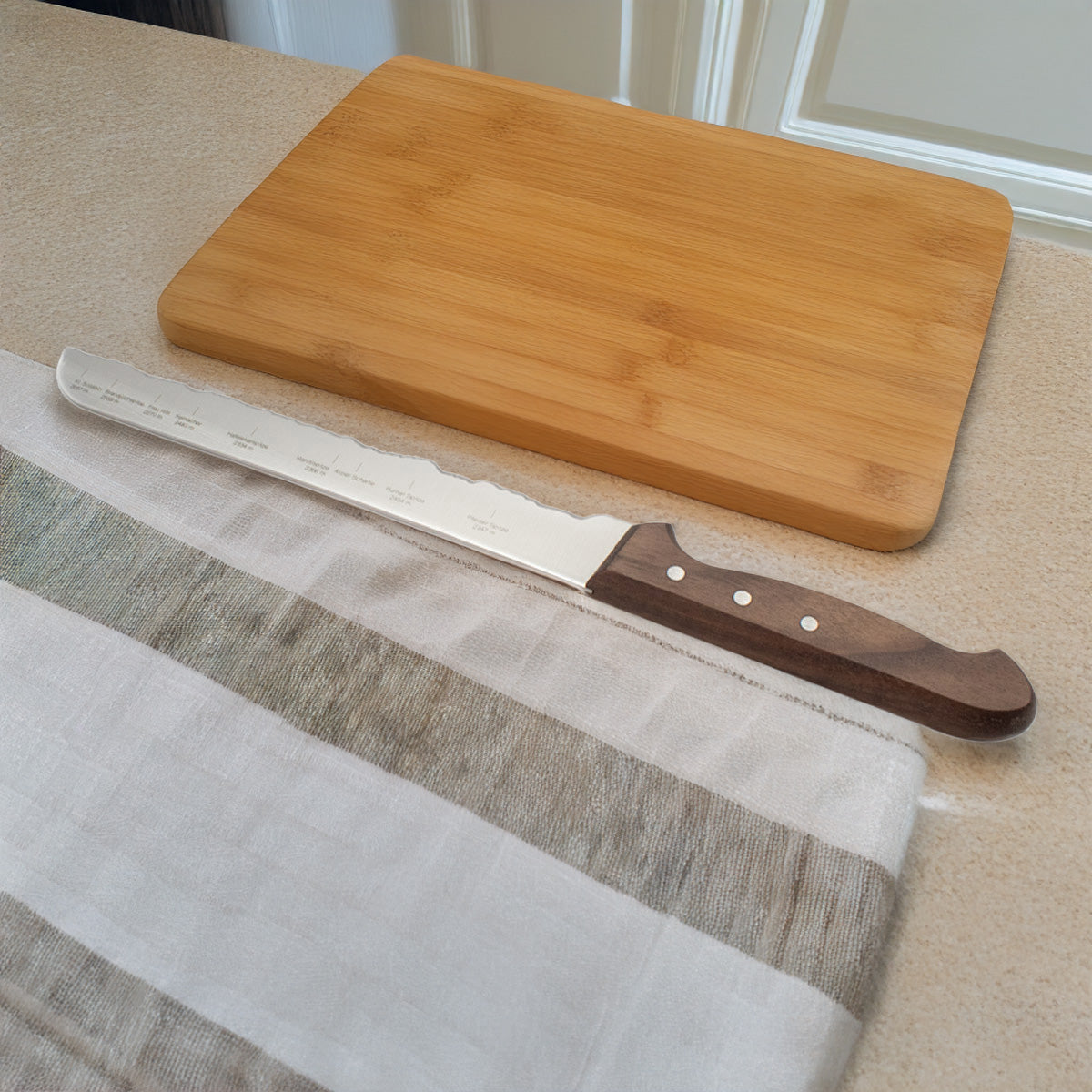 Brotmesser Nordkette | mit Panoramaschliff | handgemacht | aus Rockwell-Stahl mit Nussholzgriff | Made in Schwitzerland