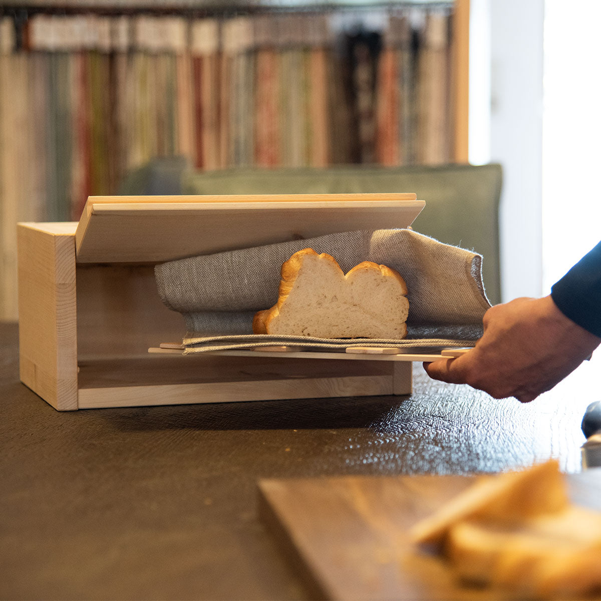 Flexibler Brotkasten aus Zirbenholz | in 3 Größen |  wahlweise mit Gitter und Bienenwachstuch oder Bäckerleinen | Handwerk aus Österreich