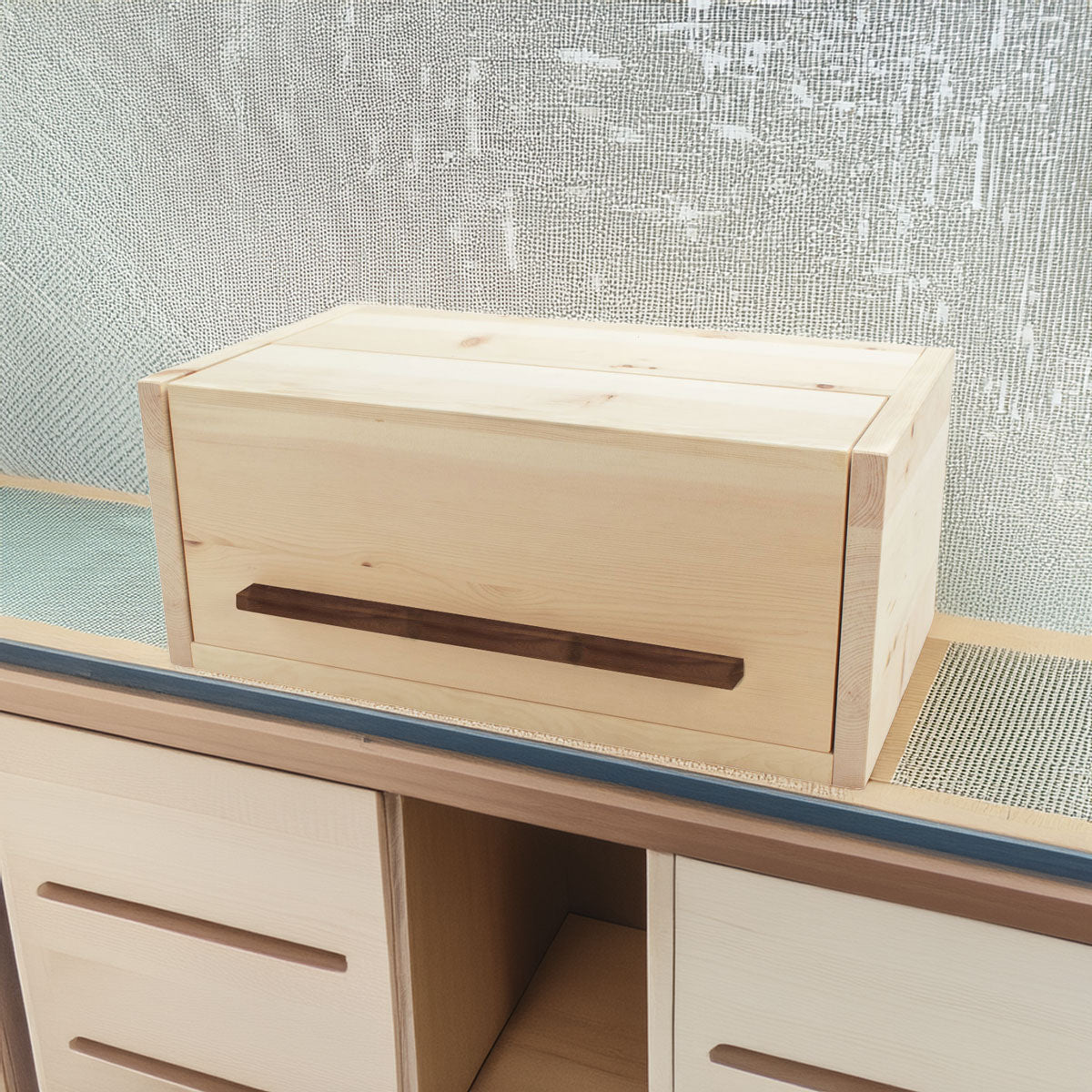 Brotbox aus Zirbenholz für die perfekte Brotaufbewahrung, mit Nussholz Griff.