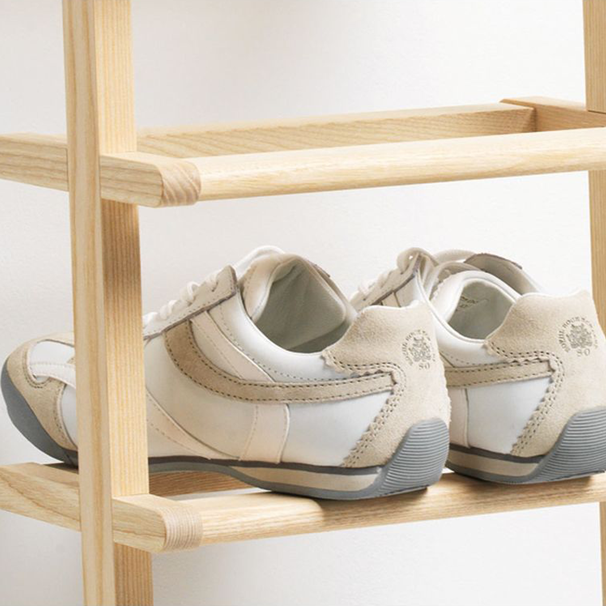 Elegantes Schuhregal 'Lady Long' | Esche unbehandelt | B 30 x T 23 x H 116 cm | keine Befestigung notwendig | für mind. 7 Schuhpaare | Made in Germany