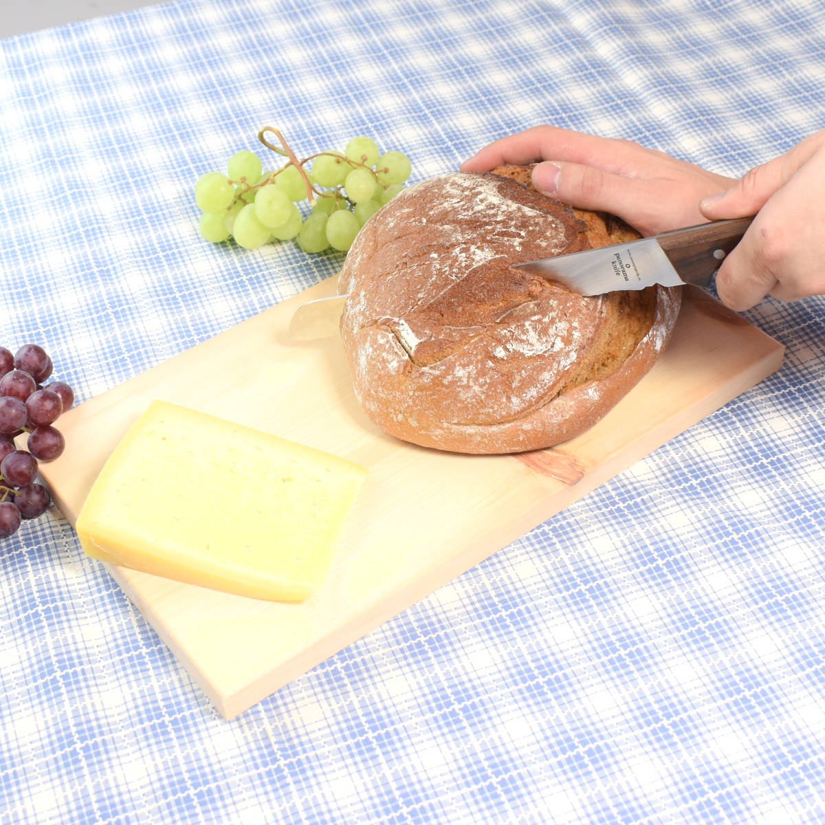 Brotmesser 'Zugspitze' | mit Panoramaschliff | handgemacht | aus Rockwell-Stahl mit Nussholzgriff | Made in Schwitzerland