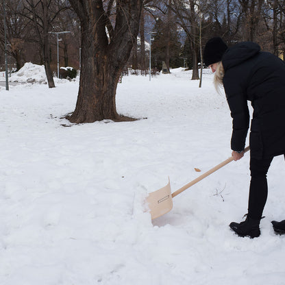 Schneeschaufel/Schneeschieber aus Eschenholz | Stiellänge: 130 cm, Blattbreite: 50 cm, Gewicht: 1.8 kg | handgemacht in Deutschland
