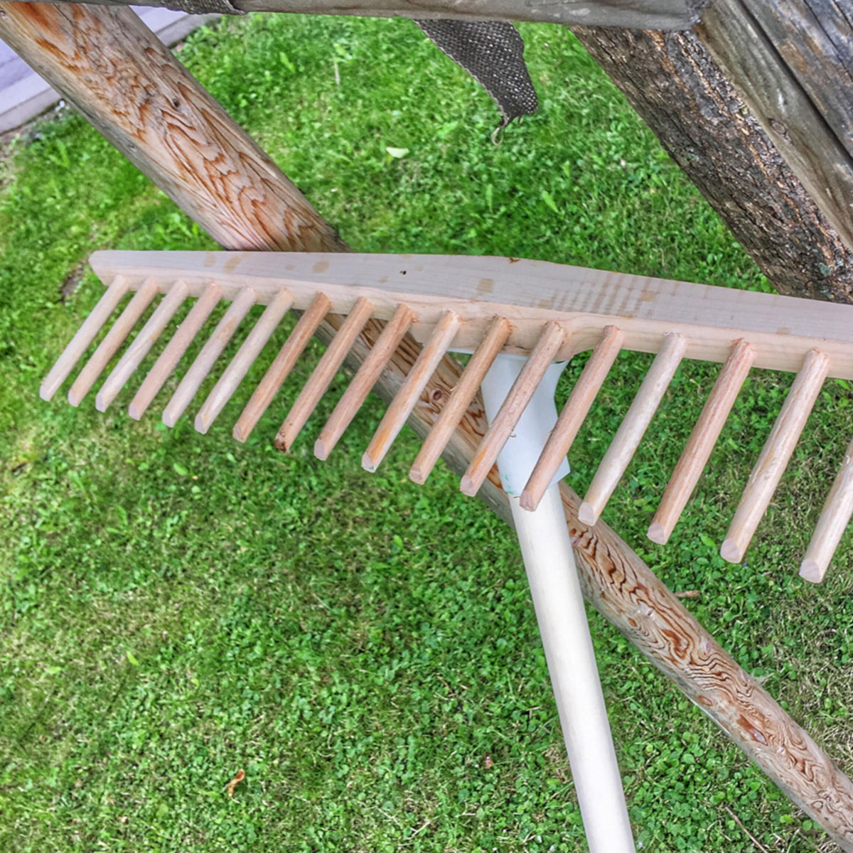 Rechenstiel 180 cm | Lindenholz 2,7 cm Durchmesser | kompatibel mit allen Heurechen und Drahtbügelrechen | Handgemacht in Österreich