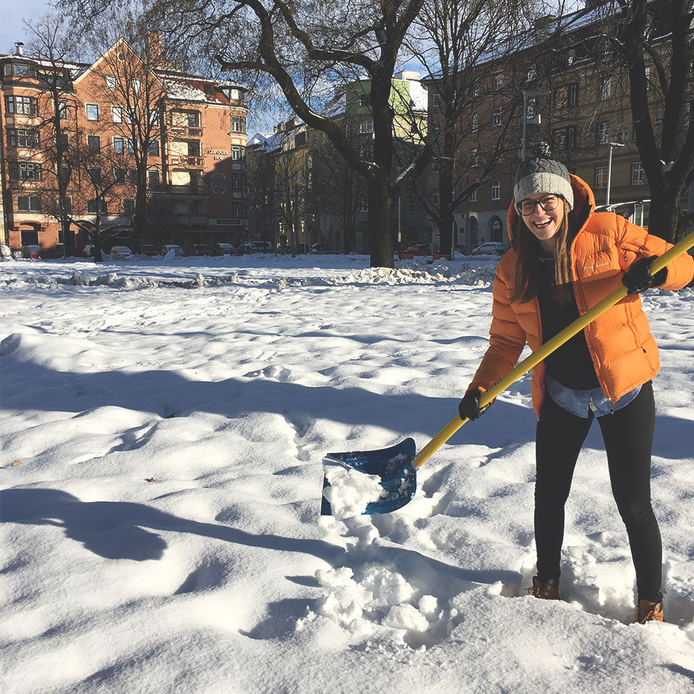 Alu-Schneeschaufel/Schneeschieber mit 140 cm Hartholzstiel | extra schneeabweisend | Blattbreite: 33 cm | Gewicht: 1,53 kg - Handarbeit aus Österreich