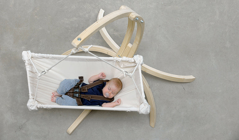 Babyhängemattengestell Hippo - Sicheres Wiegen für Ihr Baby | B 108 x H 140 x L 105 cm | unbehandelte Fichte | Belastbarkeit max. 35 kg | Made in Germany