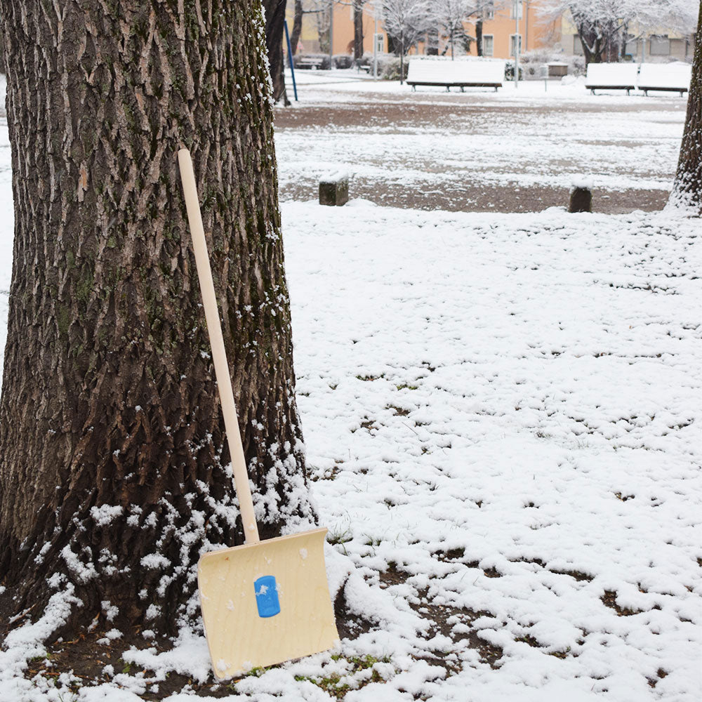 Schneeschieber/Schneeschaufel für Kinder | aus nachhaltigem Holz | Stiellänge: 70 cm | Blattbreite: 24 cm | ab 6 Jahren | Gewicht: 0,51 kg - Handmade in Austria