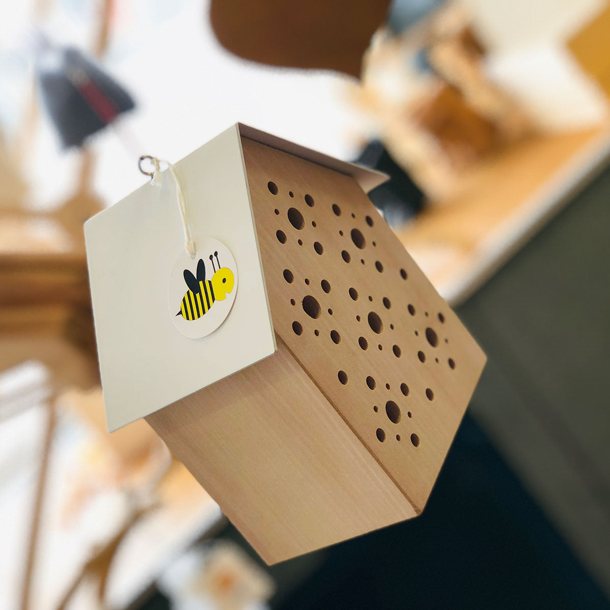 Bienenhotel 'Bee´s Inn' | aus regionalem Lindenholz und schützendem Stahlblech | 14,5 x 10 x 18 cm (LxBxH) | Made in Germany