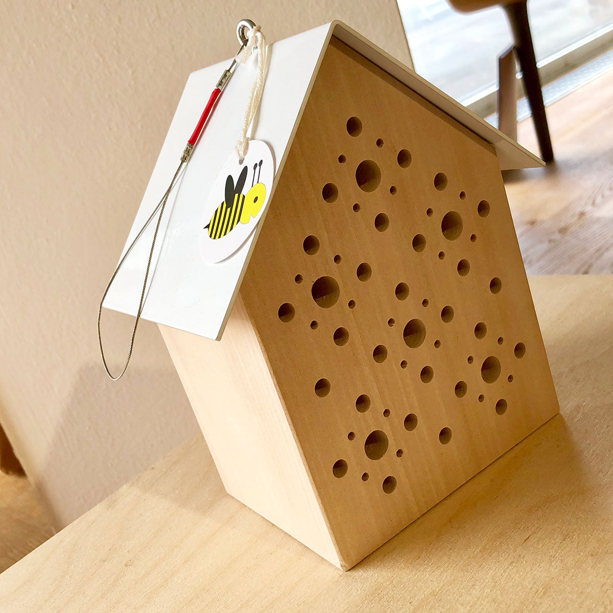 Bienenhotel 'Bee´s Inn' | aus regionalem Lindenholz und schützendem Stahlblech | 14,5 x 10 x 18 cm (LxBxH) | Made in Germany