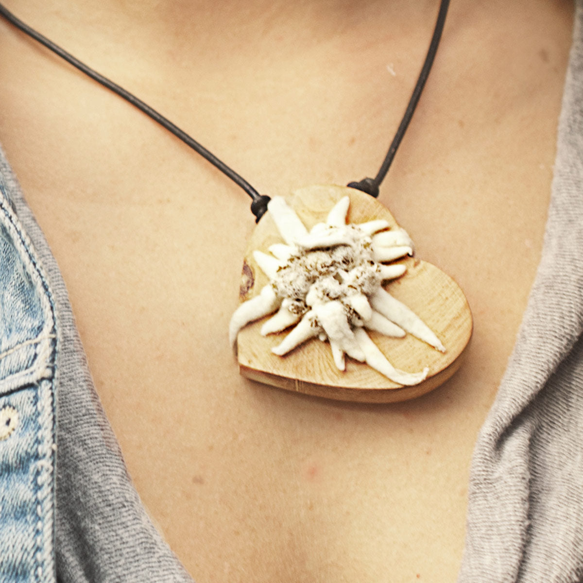 Eleganter Trachtenschmuck mit Zirbe - 'White Beauty' 27cm