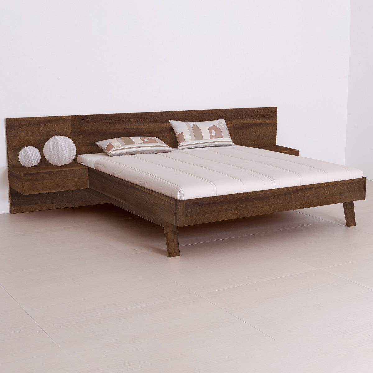 Klassisches Massivholzbett 'Alp Style' | mit massiver Wandvertäfelung | verschieden Größen und Ausführungen | Made in Südtirol