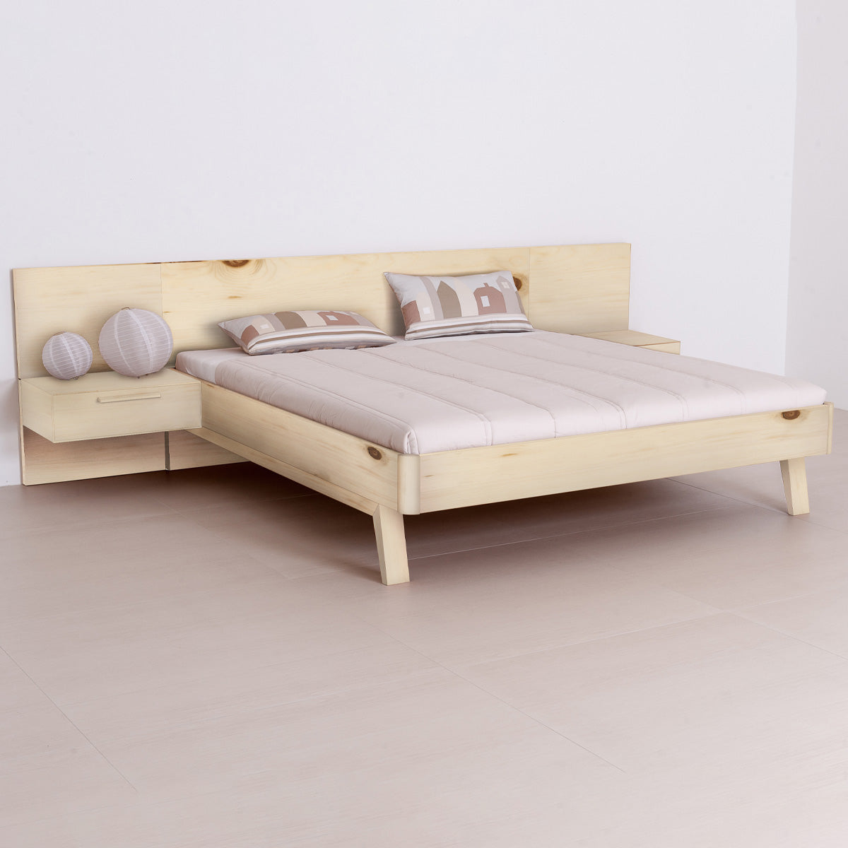 Klassisches Massivholzbett 'Alp Style' | mit massiver Wandvertäfelung | verschieden Größen und Ausführungen | Made in Südtirol