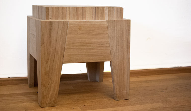 Ergonomischer Massivholz Hocker 'Brick by Brick' | Sitzfläche aus 576 dynamische Stifte | B 42 x T 42 x H 44 cm | metallfrei | in Esche, Ahorn, Zirbe, Eiche oder Nuss | Made in Austria
