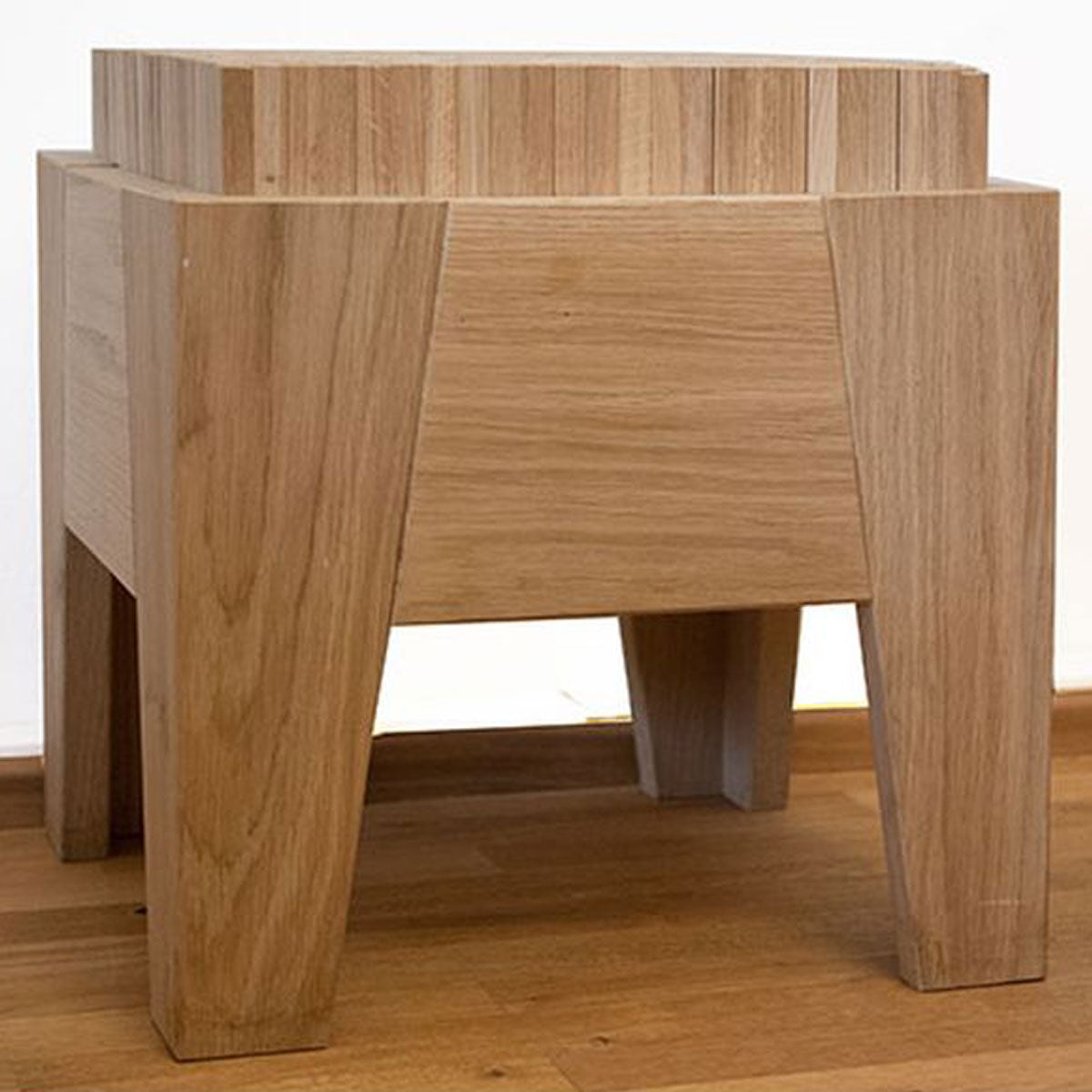 Ergonomischer Massivholz Hocker 'Brick by Brick' | Sitzfläche aus 576 dynamische Stifte | B 42 x T 42 x H 44 cm | metallfrei | in Esche, Ahorn, Zirbe, Eiche oder Nuss | Made in Austria
