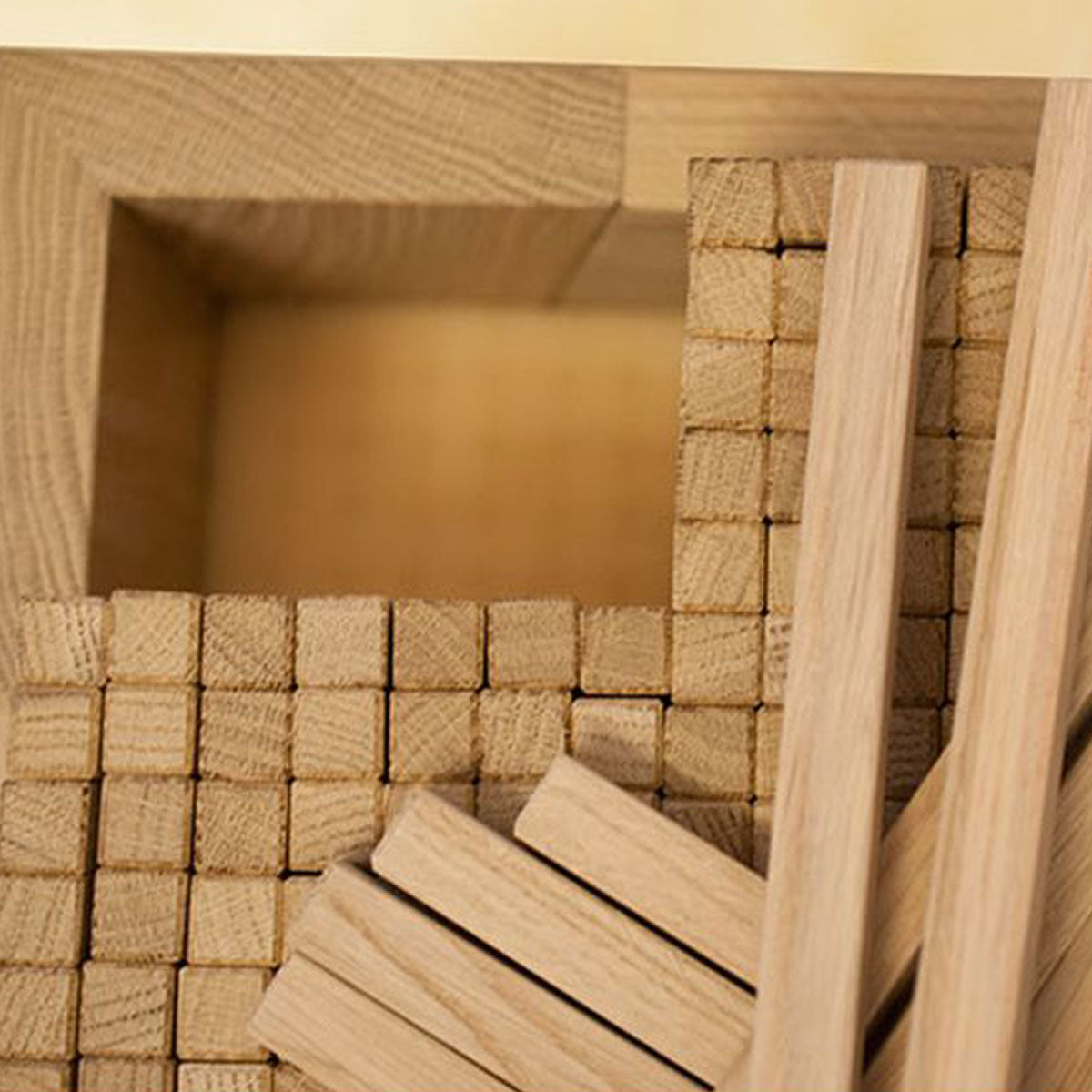 Ergonomischer Massivholz Hocker 'Brick by Brick' | Sitzfläche aus 576 dynamische Stifte | B 42 x T 42 x H 44 cm | metallfrei | in Esche, Ahorn, Zirbe, Eiche oder Nuss | Made in Austria